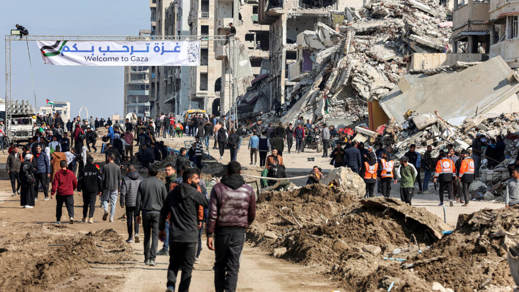 Live: Displaced Palestinians begin to return to northern Gaza