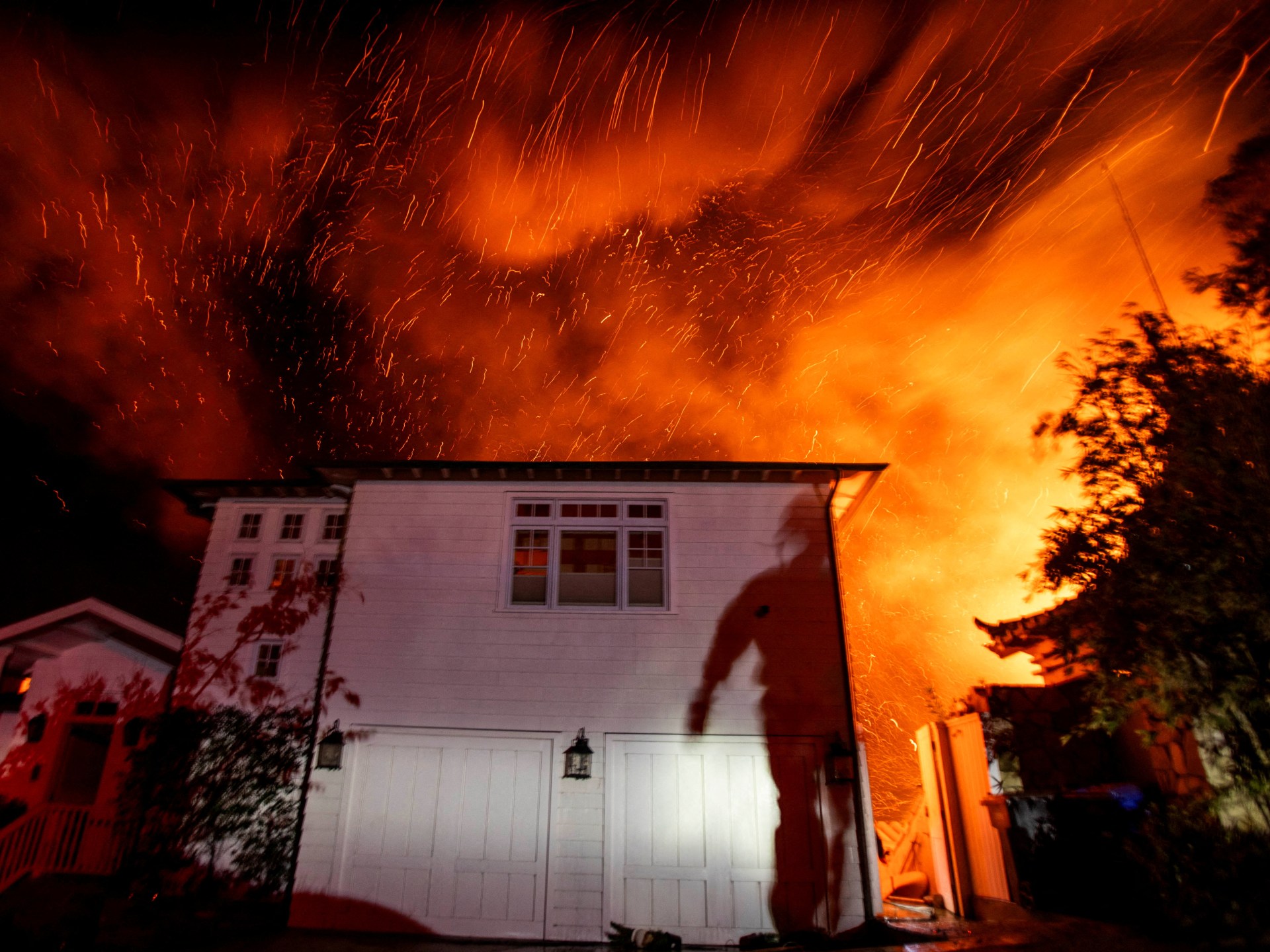 Out-of-control wildfires sweep through Los Angeles, Hollywood stars lose homes Photo News