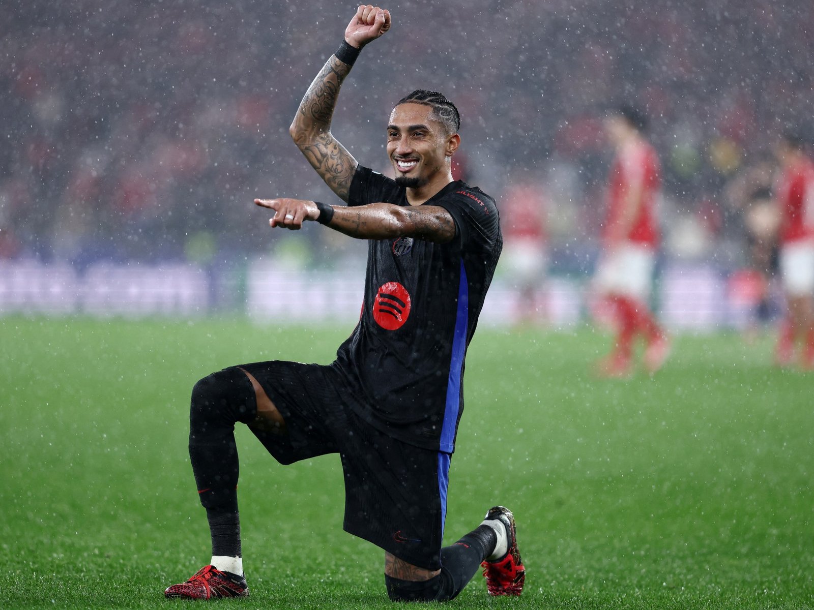 Controversial Rafinha winner seals victory for Barca in nine-goal thriller at Benfica Football News