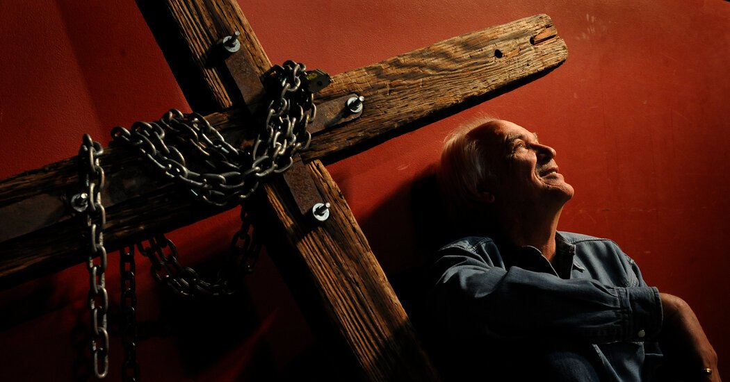 Arthur Blesslett, who carried the cross around the world, dies at 84