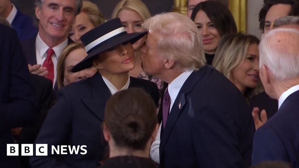 Trump blows awkward kiss as he enters Capitol to applause