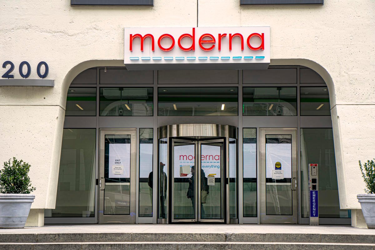 Moderna shares shed gains as first US bird flu death focuses on vaccine development