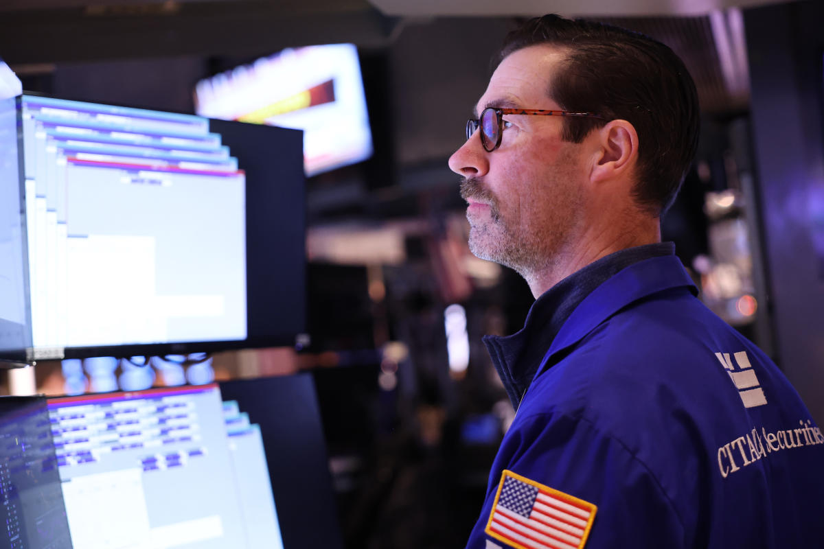 Stocks Fall as Traders Cover Ahead of Payrolls: Wrapping Markets