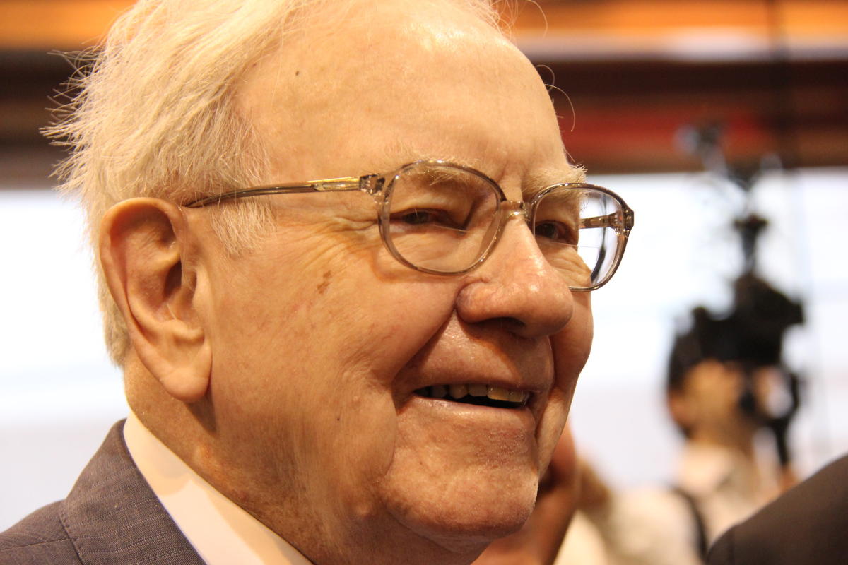 2 Warren Buffett Stocks to Buy Fist and 1 to Avoid