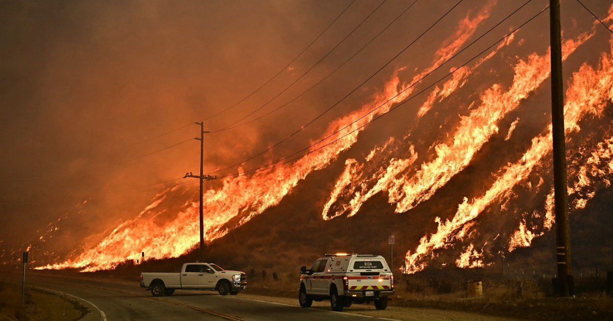 A new round of wildfires in the U.S. sweeps through mountains north of Los Angeles Environment News