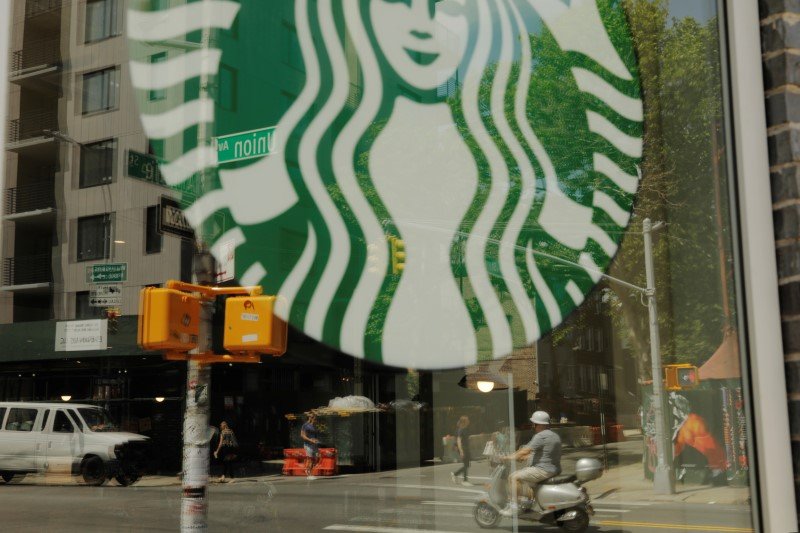 Starbucks’ top independent director Mellody Hobson to step down By Reuters