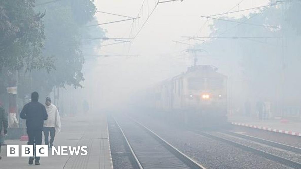 Smog causes travel chaos in India’s capital