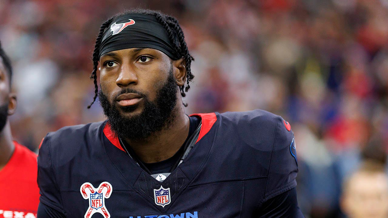 Texans’ Chris Boyd throws helmet and shoves TE coach after kickoff in playoff game against Chiefs