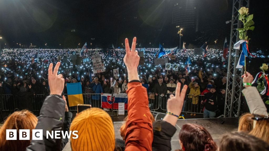 Slovakians protest Prime Minister Robert Photo’s coup warning