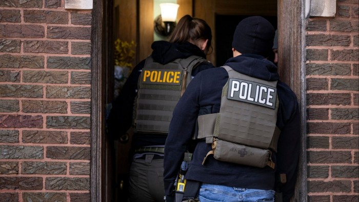 US agents begin arresting undocumented migrants in Chicago