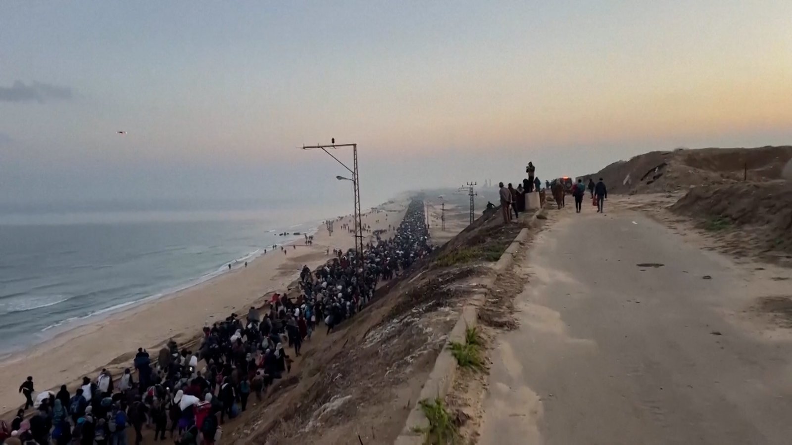 Video: Thousands of Palestinians crowd roads as they return to northern Gaza