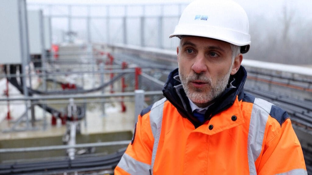 A huge anti-flood device built upstream from Paris