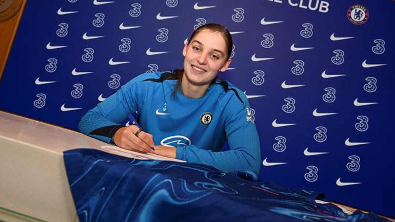 Latest WSL news: Nouwen renews contract with Chelsea